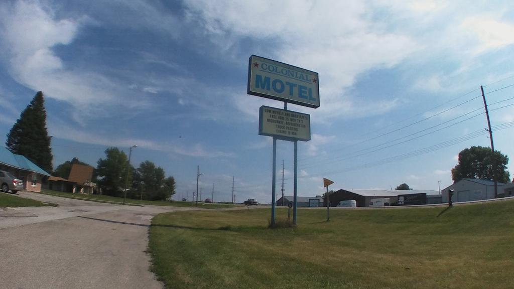 Colonial Motel マーシャルタウン エクステリア 写真